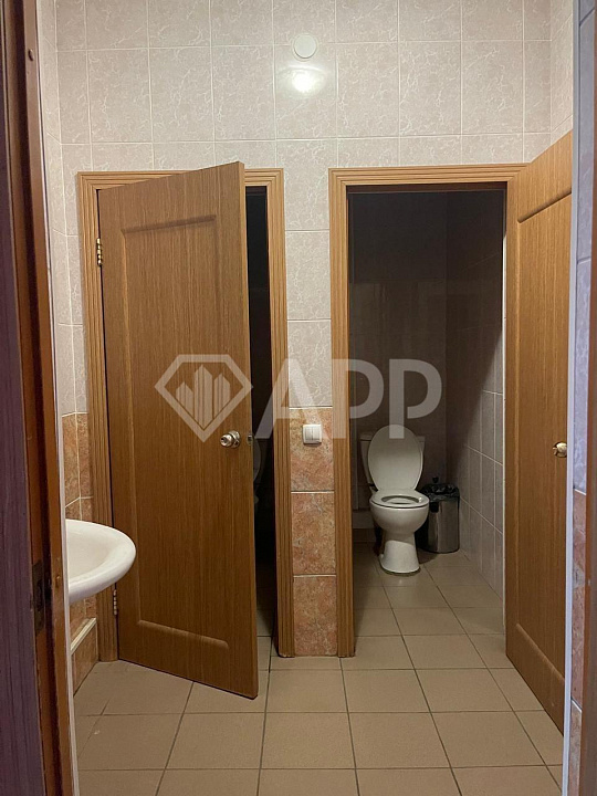 Здание в жилом массиве с арендаторами, 980 м2 фото