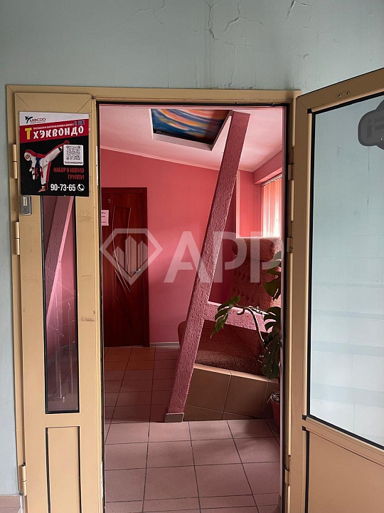 Здание в жилом массиве с арендаторами, 980 м2 фото