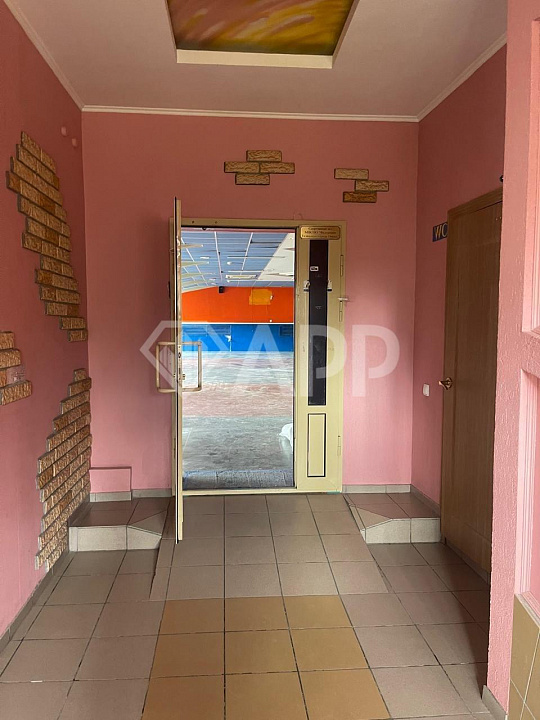 Здание в жилом массиве с арендаторами, 980 м2 фото