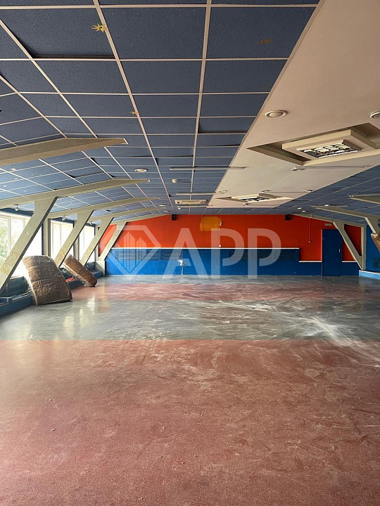 Здание в жилом массиве с арендаторами, 980 м2 фото