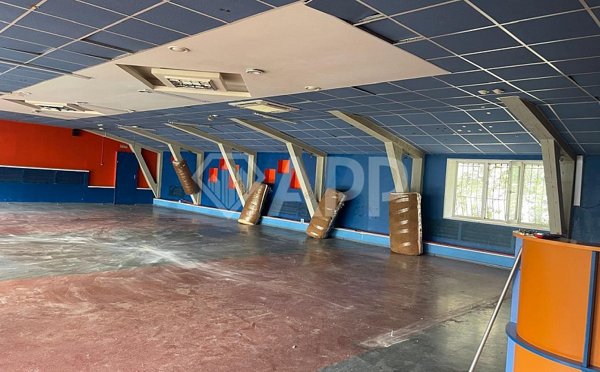 Здание в жилом массиве с арендаторами, 980 м2 фото