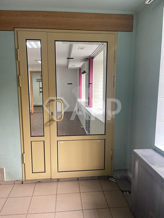 Здание в жилом массиве с арендаторами, 980 м2 фото