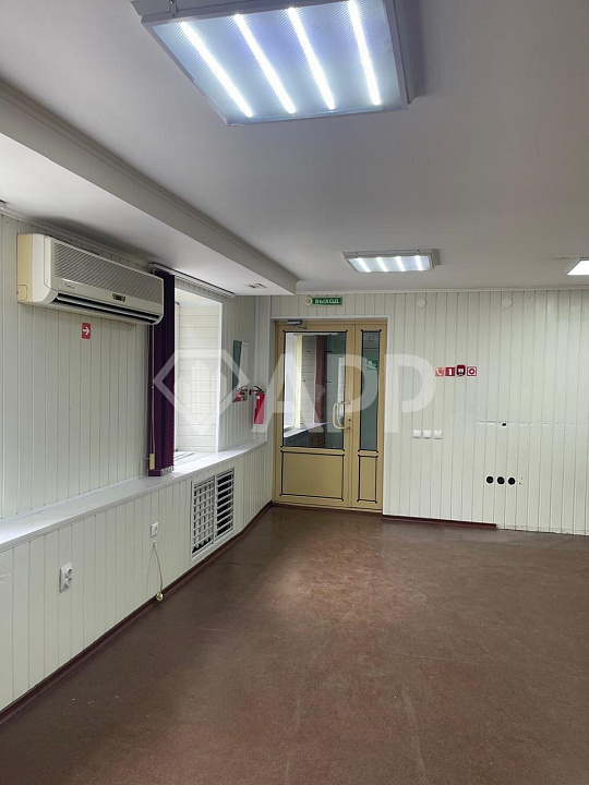 Здание в жилом массиве с арендаторами, 980 м2 фото