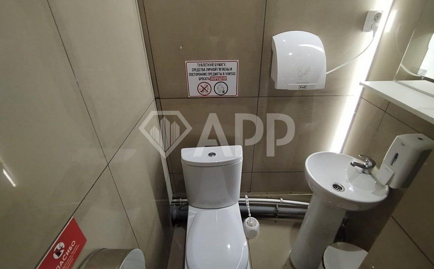 Продаю помещение свободного назначения в центре, с ремонтом фото