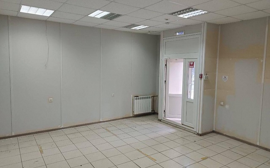 Помещение 53м2 около входа в метро Победа на первой линии  фото
