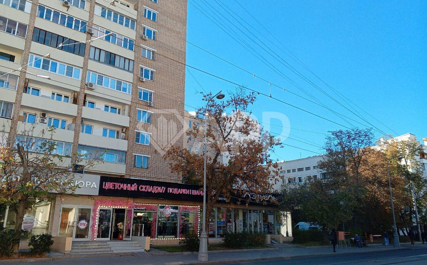 Стрит ритейл возле метро фото