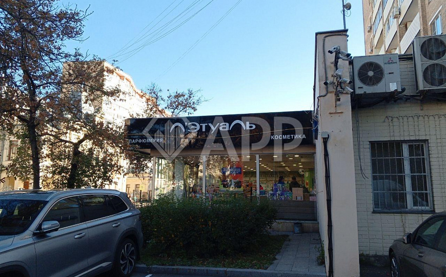 Стрит ритейл возле метро фото