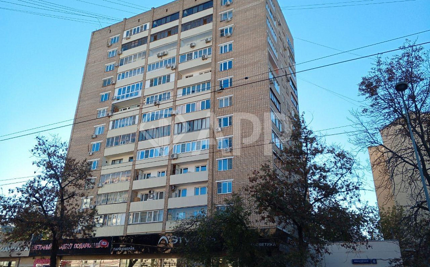 Стрит ритейл возле метро фото