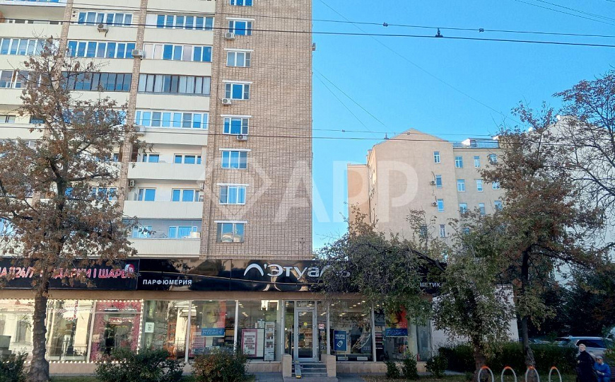 Стрит ритейл возле метро фото