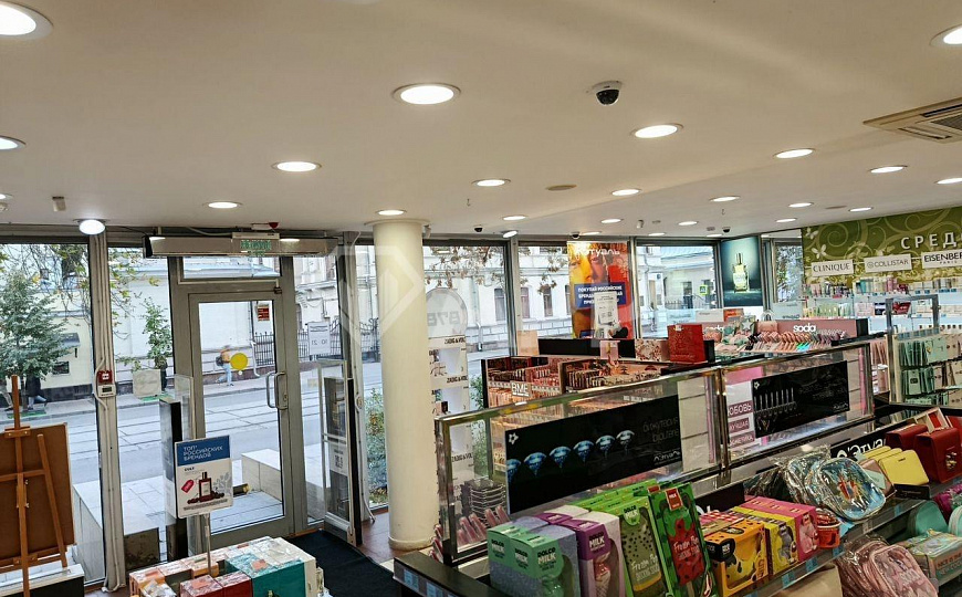 Стрит ритейл возле метро фото