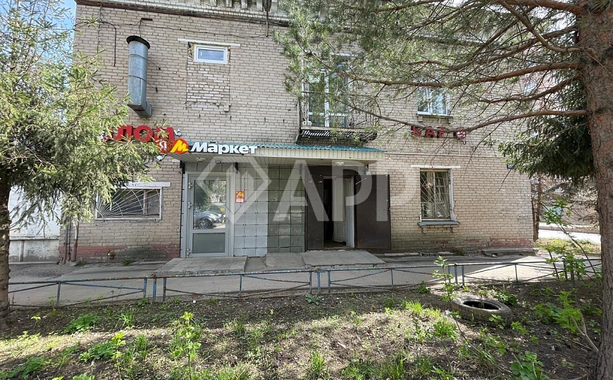 Торговое помещение с большими окнами. фото