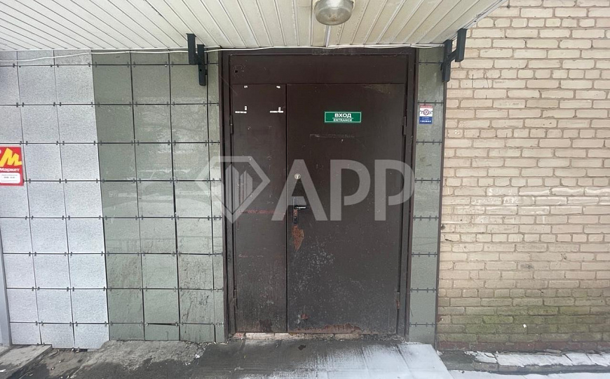 Торговое помещение с большими окнами. фото