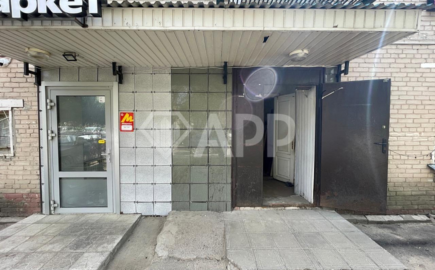 Торговое помещение с большими окнами. фото