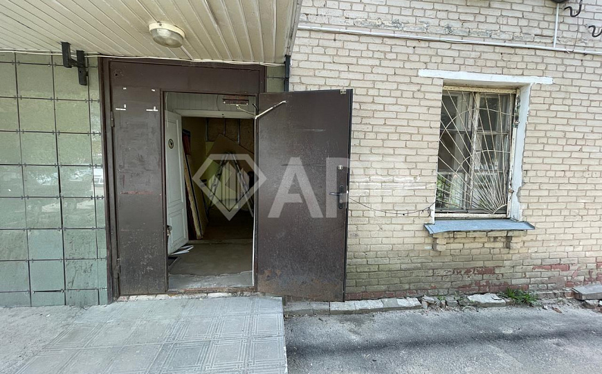 Торговое помещение с большими окнами. фото