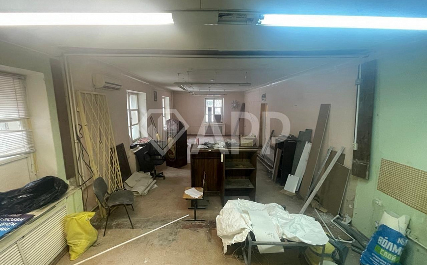 Торговое помещение с большими окнами. фото