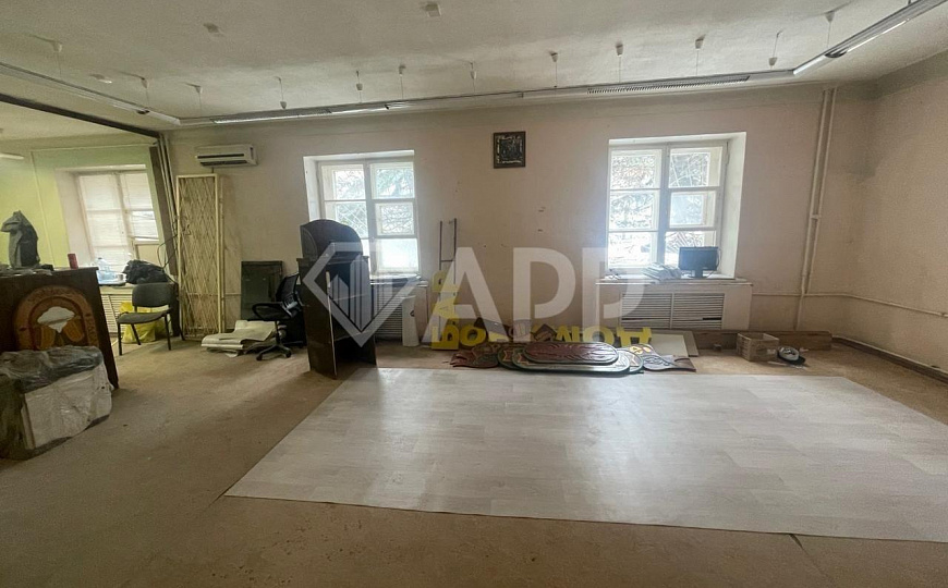 Торговое помещение с большими окнами. фото