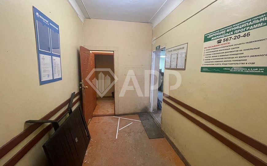 Торговое помещение с большими окнами. фото