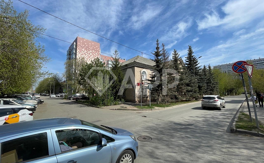 Торговое помещение с большими окнами. фото