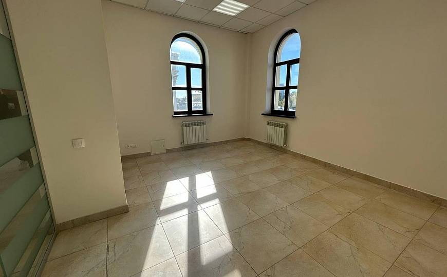 Офис с новым ремонтом в центре фото