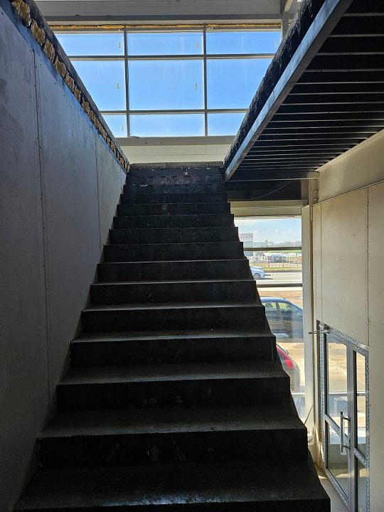 Помещения от 300 м² до 716 м²  фото