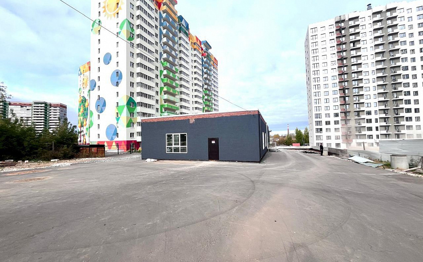 Отдельно стоящее здание с большой парковкой фото