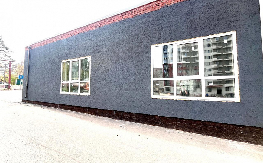 Отдельно стоящее здание с большой парковкой фото