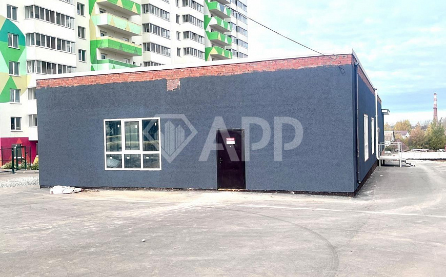 Отдельно стоящее здание с большой парковкой фото