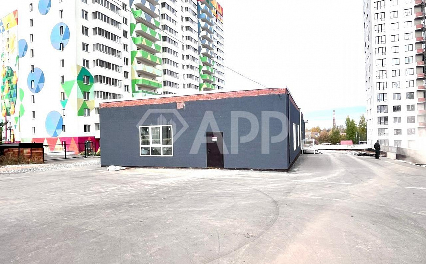 Отдельно стоящее здание с большой парковкой фото