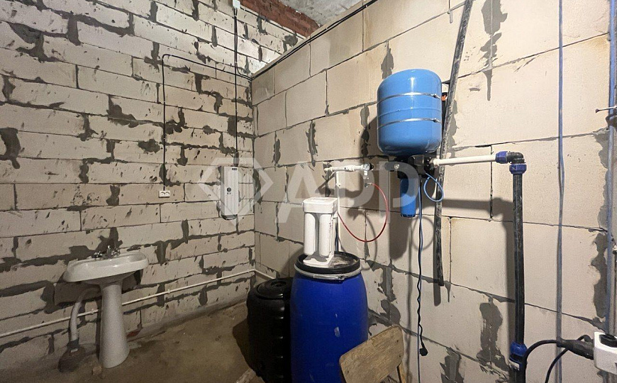 Отдельно стоящее здание с большой парковкой фото