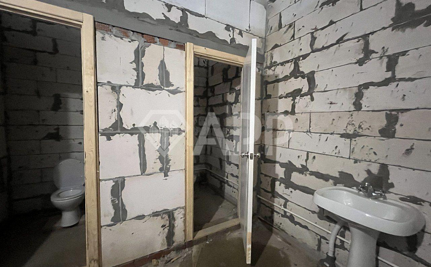 Отдельно стоящее здание с большой парковкой фото