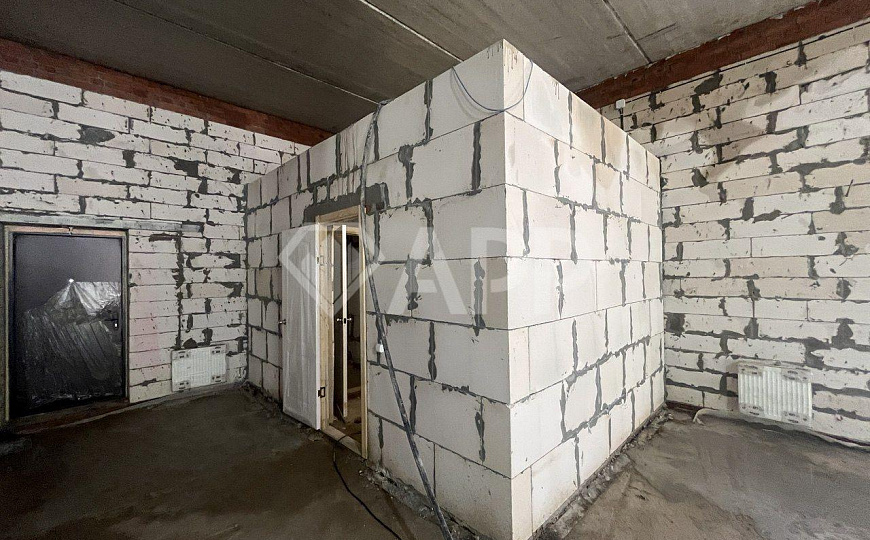 Отдельно стоящее здание с большой парковкой фото