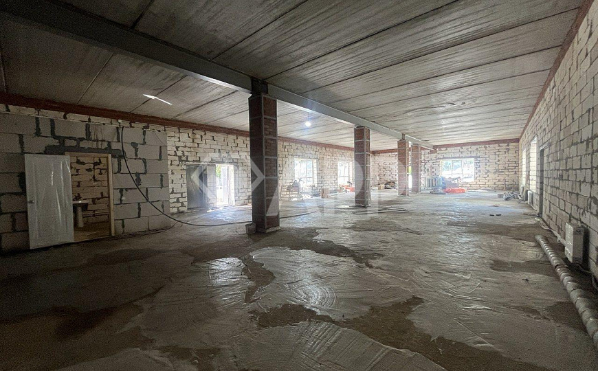 Отдельно стоящее здание с большой парковкой фото