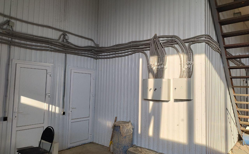База, производство, склад 1080 м2, земля 1,4 Га  фото