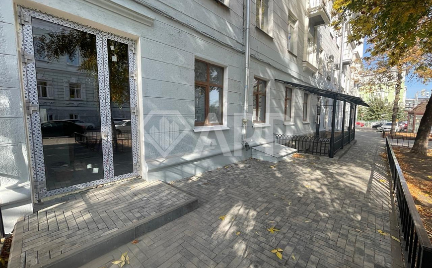 Помещение в центре на трафике. фото