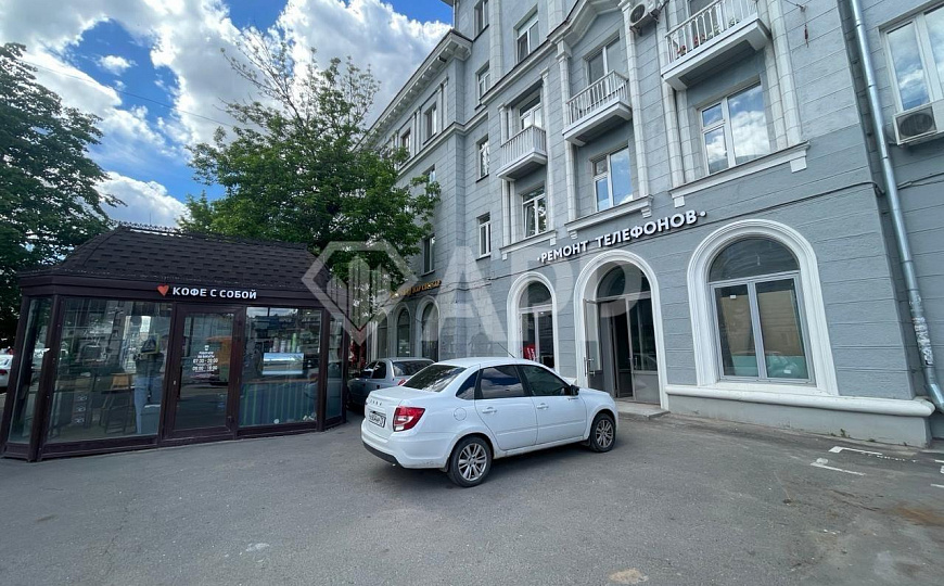 Помещение в центре на трафике. фото