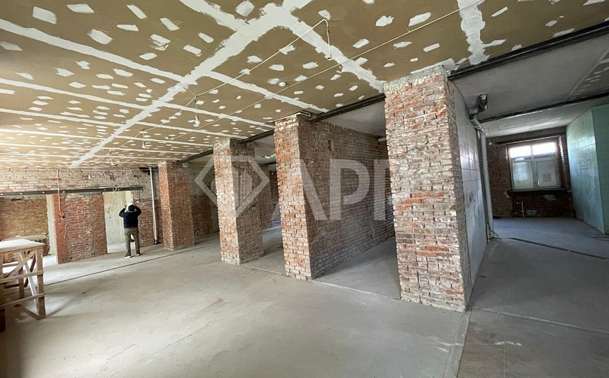 Помещение в центре на трафике. фото