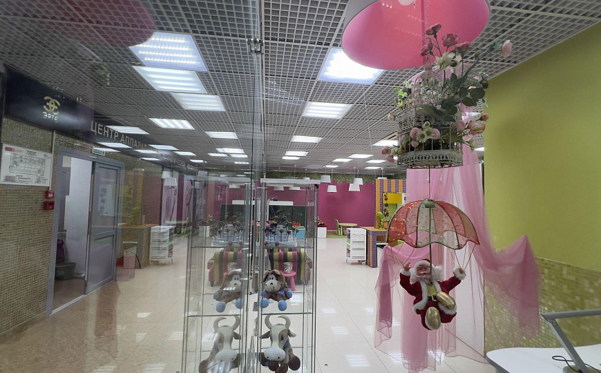 Сдам в ТЦ помещение  с мокрыми точками, 65,06 м² фото