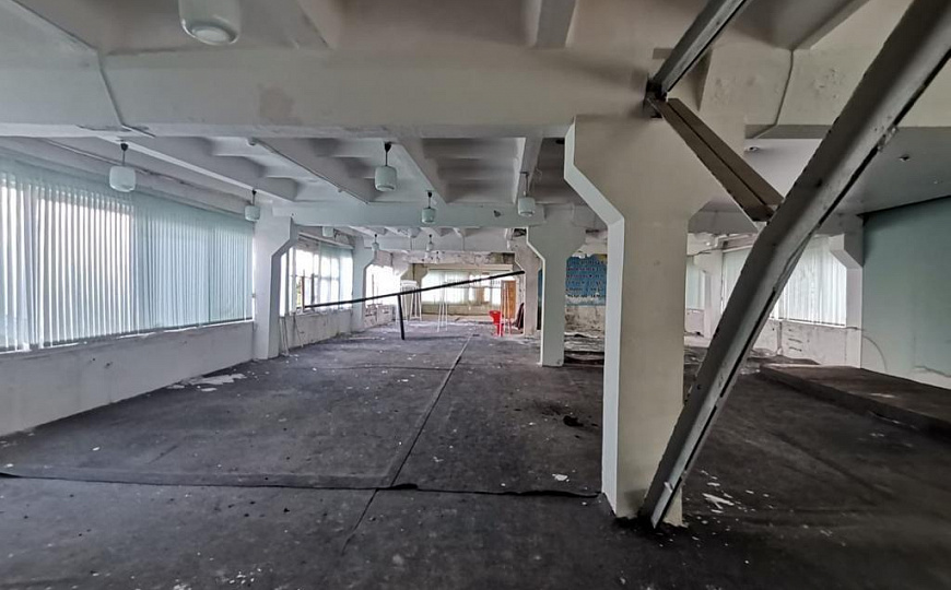 Отдельно стоящие здания 2051,7 м² с зу 1894 м²  фото