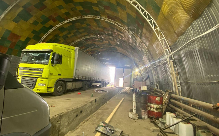 Универсальное утеплённое помещение с большими воротами фото