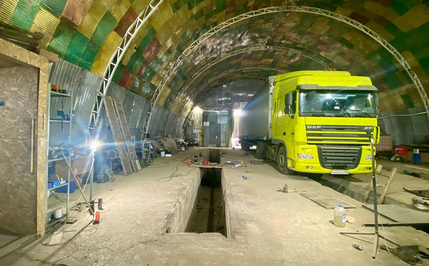 Универсальное утеплённое помещение с большими воротами фото