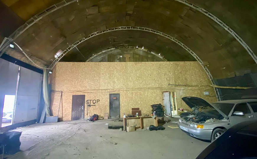 Универсальное утеплённое помещение с большими воротами фото