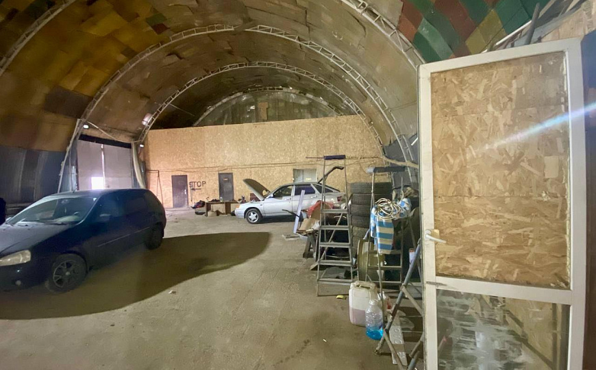 Универсальное утеплённое помещение с большими воротами фото