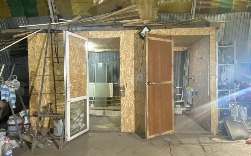 Универсальное утеплённое помещение с большими воротами фото