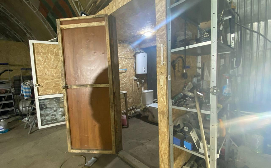 Универсальное утеплённое помещение с большими воротами фото