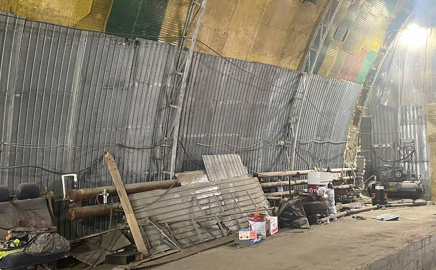 Универсальное утеплённое помещение с большими воротами фото