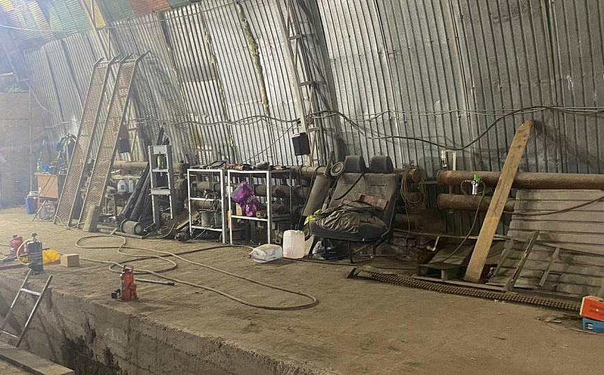 Универсальное утеплённое помещение с большими воротами фото