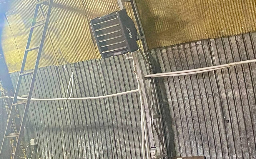 Универсальное утеплённое помещение с большими воротами фото