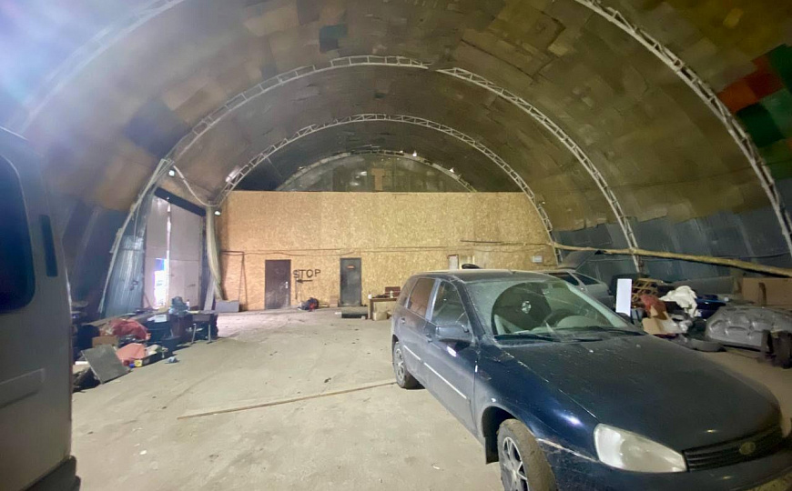 Универсальное утеплённое помещение с большими воротами фото