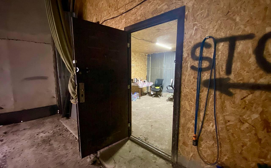 Универсальное утеплённое помещение с большими воротами фото