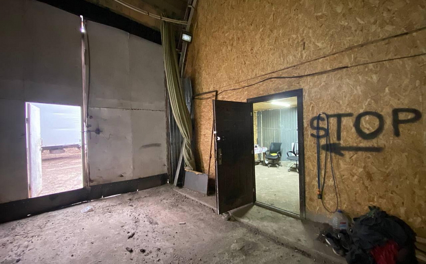 Универсальное утеплённое помещение с большими воротами фото